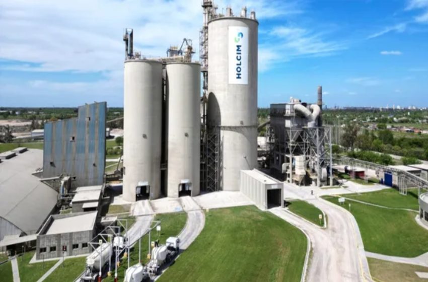 Holcim sufrió la combinación entre menores ingresos, mayores costos operativos y cargos por desvalorización de activos, en el primer trimestre.